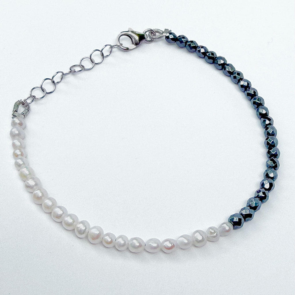 Contrast Bracelet | Hematite & Freshwater Pearl